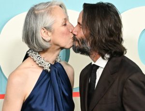 Keanu Reeves kız arkadaşı Alexandra Grant ile kırmızı halıda öpüştü