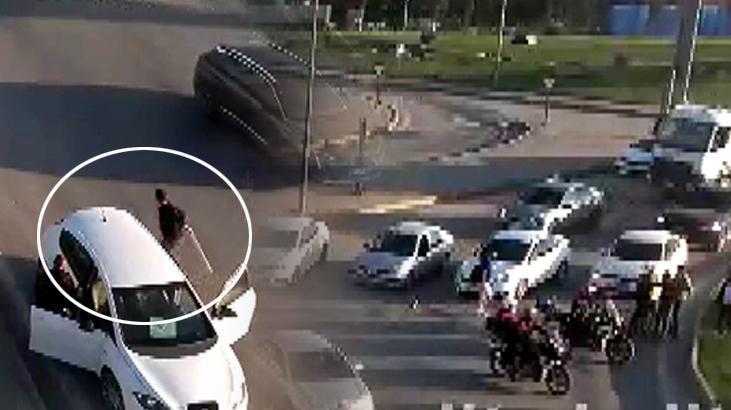 Kendisini durdurmak isteyen polise sopayla saldırdı! Suç dosyası kabarık