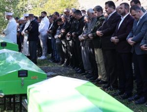 Korkunç kazada ölen 3 kardeş ile enişteleri toprağa verildi