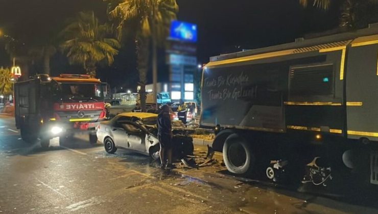 Kuşadası’nda otomobil, belediye temizlik aracına çarptı: 1 ölü