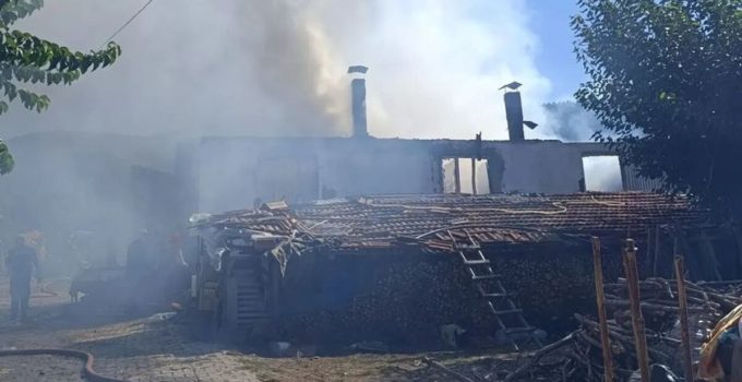 Kütahya’da çıkan yangında 2 ev kullanılamaz hale geldi