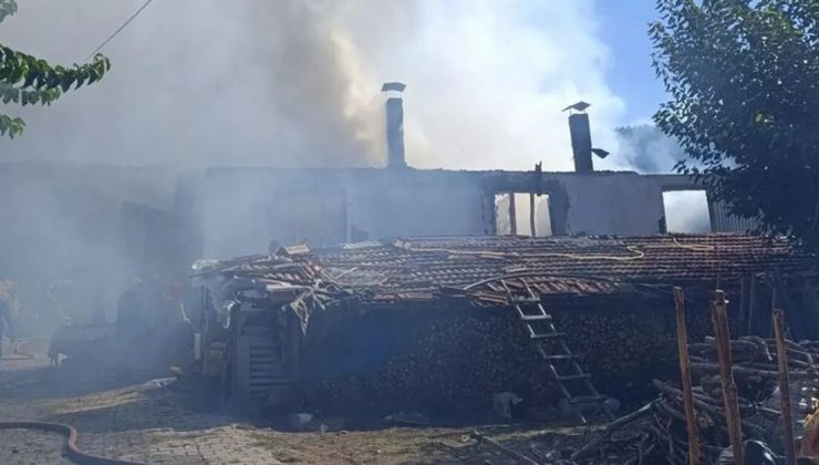 Kütahya’da çıkan yangında 2 ev kullanılamaz hale geldi