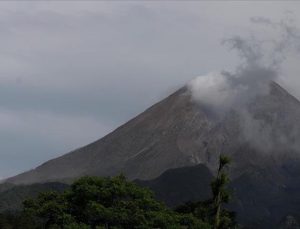 Lewotobi Laki-Laki Yanardağı’nda korkutan patlama