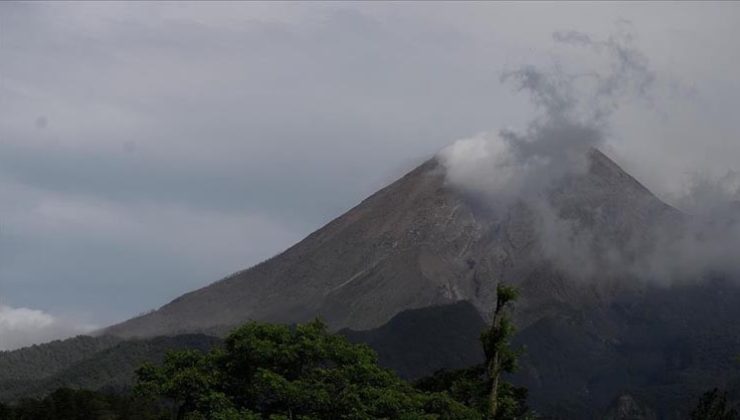Lewotobi Laki-Laki Yanardağı’nda korkutan patlama