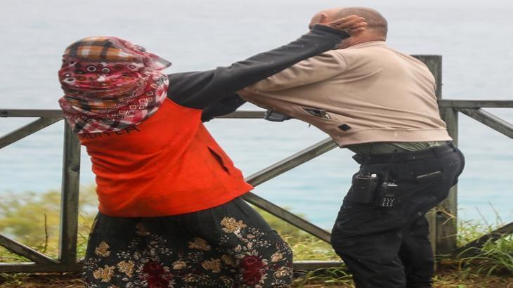 Mahsur kaldığı falezlerden kurtarıldı, gazetecilere saldırdı