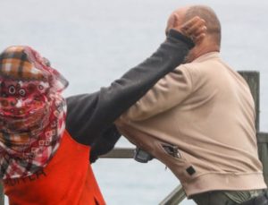 Mahsur kaldığı falezlerden kurtarıldı, gazetecilere saldırdı