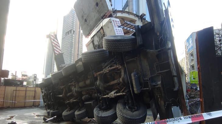 Mecidiyeköy'de 50 metre yükseklikten vinç devrildi!