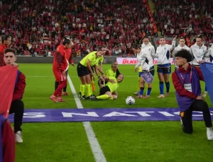 Milli maçta korku dolu anlar! Hakem bir anda yere yığıldı