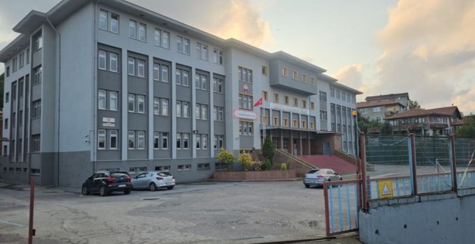 Okul tuvaletinde dehşet! Arkadaşının çenesini kırdı!