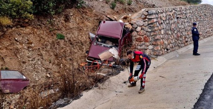 Otomobil istinat duvarına çarptı: 2 ölü