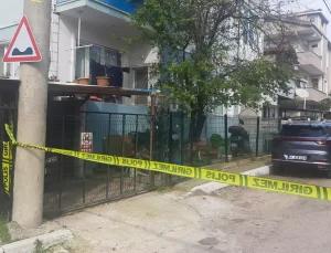 Oturma odasında eşini vahşice katletti