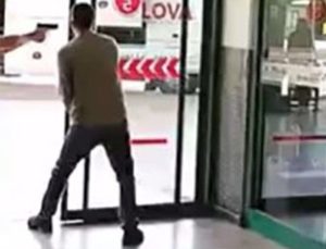 Rastgele ateş açan uzman çavuş bacağından vuruldu
