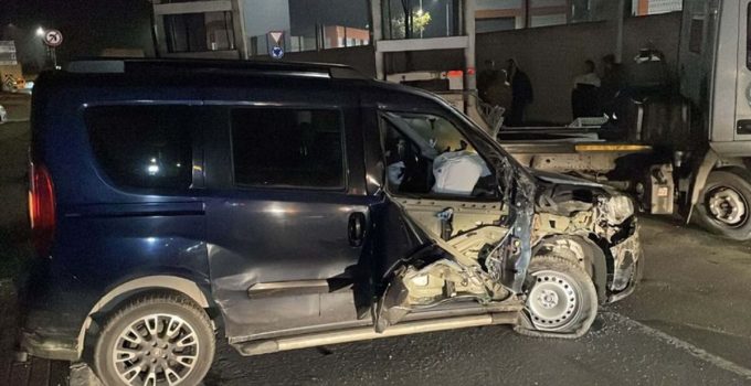 Sarıyer’de park halindeki TIR’a çarpan hafif ticari aracın sürücüsü kaçtı