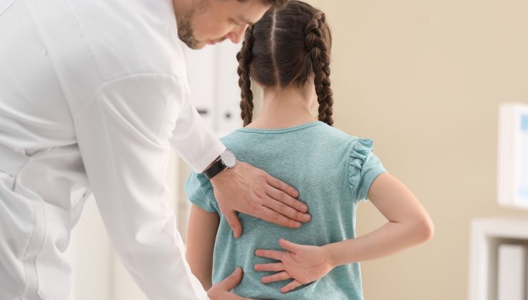 “Sırt ve bel ağrısı yaşayan çocuk doktora götürülmeli”