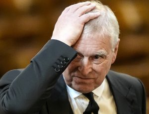 ‘Skandalların prensi’ Andrew tüm kraliyet ünvanlarını bırakma kararı aldı