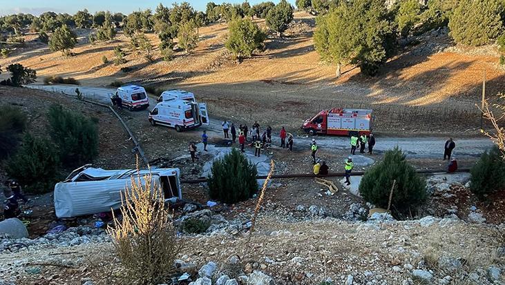 Son dakika… Mersin'de minibüs şarampole yuvarlandı: 5 kişi hayatını kaybetti