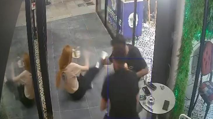 Talihsiz genç kız cam kapıya çarpıp savruldu! "Bu kapıda bir şey var gelip gidip çarpıyorlar"