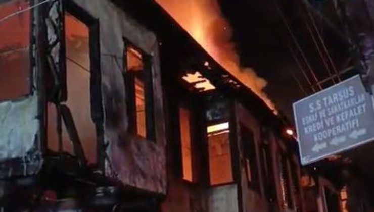 Tarsus’ta iki ahşap ev, yangında küle döndü