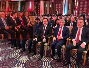 Tüm gözlerin çevrildiği yere Davutoğlu ve Babacan da geldi