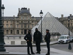 Ünlü Louvre Müzesi güpegündüz soyuldu! Paha biçilmez mücevherleri 7 dakikada çaldılar