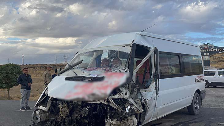 Van Erciş’te öğrenci servisi ile tır çarpıştı! 14 yaralı