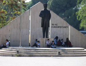 Yemekhaneye alınmayan öğrenciler öğle yemeğini sokakta yemek zorunda kalıyor