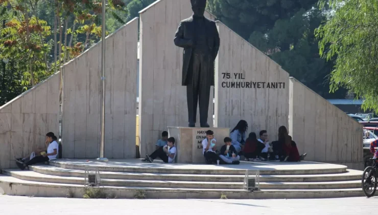 Yemekhaneye alınmayan öğrenciler öğle yemeğini sokakta yemek zorunda kalıyor