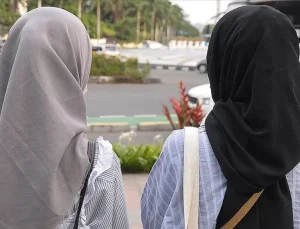 Yüzde 92’si Müslüman olan ülkede okullarda başörtüsü yasaklandı