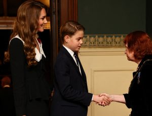 12 yaşındaki Prens George, annesi Prenses Kate Middleton’a tek başına eşlik etti