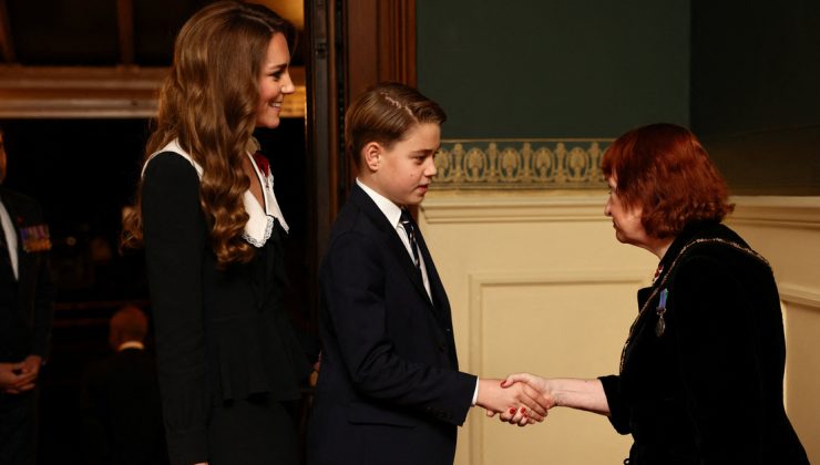 12 yaşındaki Prens George, annesi Prenses Kate Middleton’a tek başına eşlik etti