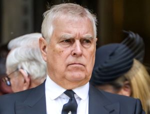 Andrew’ın ünvanlarının ardından adı da her yerden siliniyor