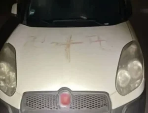 Arabaların üzerine insan kanıyla gamalı haç çizdiler