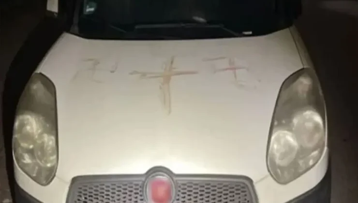 Arabaların üzerine insan kanıyla gamalı haç çizdiler