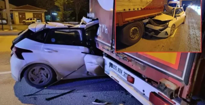 Arkadan çarptığı tırın altında kaldı