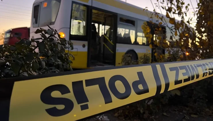 Belediye otobüsünde, eşinin gözü önünde bıçaklandı