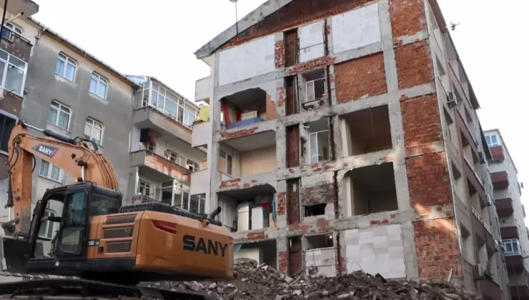 Bina yıkılınca ortaya çıktı; 40 sene boyunca iki apartman tek duvarı kullanmış