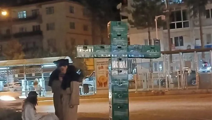 Bira kasalarıyla haç işareti yapan 3 kişiye gözaltı