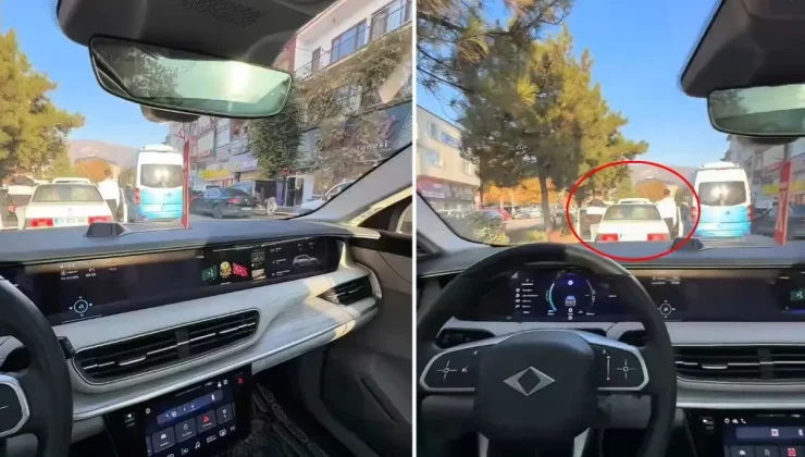 Birileri Atatürk için saygı duruşunda bulunurken TOGG marka aracından açtığı şarkıya bakın