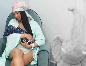 Cardi B dördüncü çocuğunun ilk fotoğrafını paylaştı