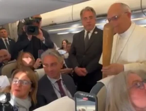 CBS muhabiri Papa’ya beyzbol sopası hediye etti