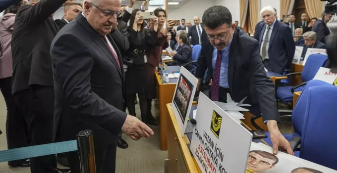 CHP’li vekiller bütçe görüşmelerinde Bakan Güler’i şehit fotoğraflarıyla karşıladı