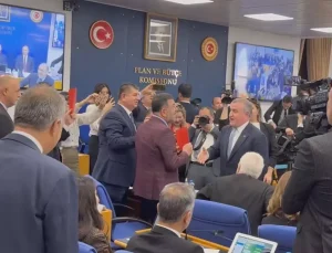 CHP’liler kırmızı kart gösterdi, Bakan Bak "VAR"dan döner" dedi