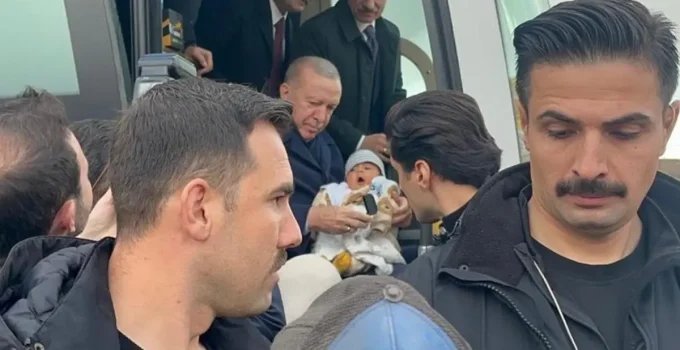 Cumhurbaşkanı Erdoğan, 4 aylık bebeği görünce konvoyu durdurdu