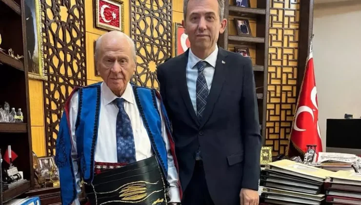Devlet Bahçeli, Karaşar Türkmen Alevilerinin mahalli kıyafetiyle hatıra pozu verdi