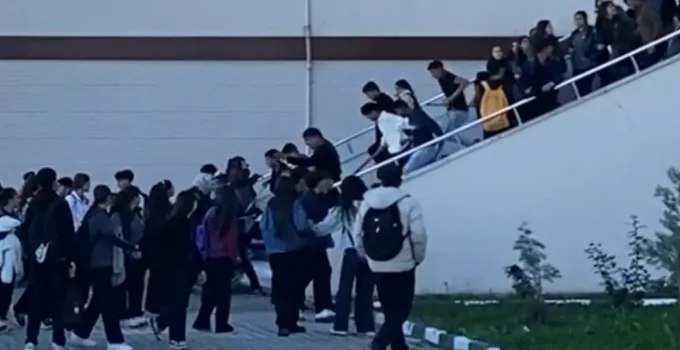 Ellerinde sopalarla okulu basıp öğrenciyi dövdüler