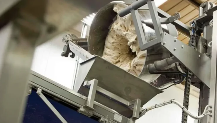 Eşarbı hamur yoğurma makinesine takılan kadın boğularak öldü