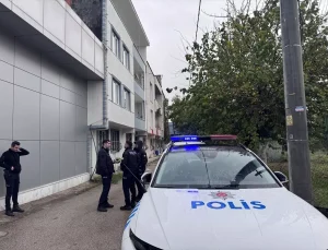 Eve taş atan oğlunu yakalamak isterken balkondan düştü