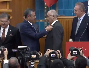 Gelecek Partisi’nden istifa eden Doğan Demir CHP’ye katıldı! Rozetini Özel taktı