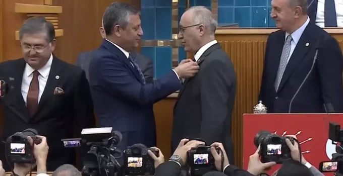 Gelecek Partisi’nden istifa eden Doğan Demir CHP’ye katıldı! Rozetini Özel taktı