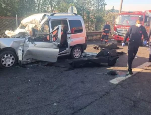 Hafif ticari araç, otoyolda kamyona çarptı; 3 ölü, 3 yaralı